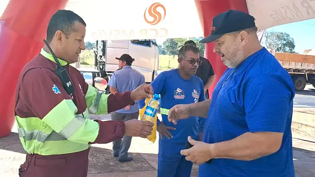 Ação na BR-163 homenageia motoristas com atendimentos e distribuição de kits