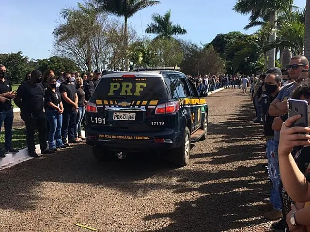 Com cemitério lotado, enterro de policial executado é marcado por homenagens