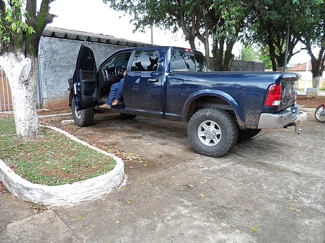 PM prende dupla que dirigia perigosamente em caminhonetes de luxo