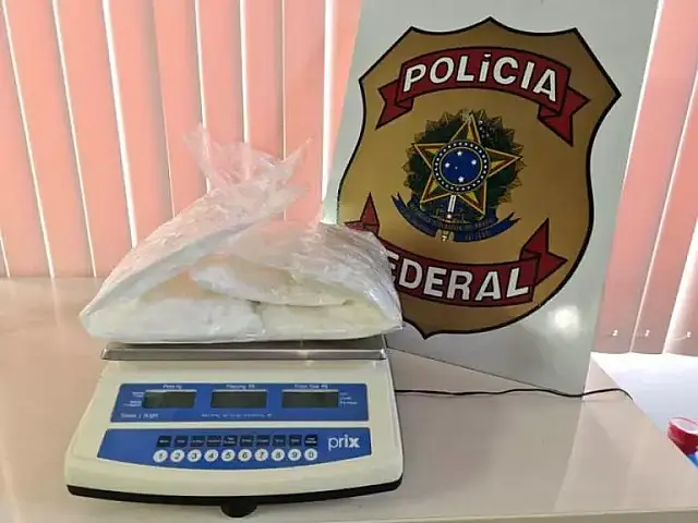 Corumbá: PF encontra cocaína escondida em casaco que cobria criança