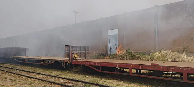 Bombeiros trabalham em incêndio em vegetação ao longo da ferrovia