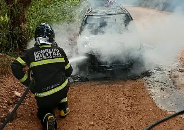Veículo é destruído por incêndio em Ladário