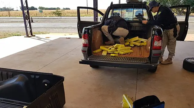 PRF apreende 90 kg de maconha sendo transportada em carro roubado