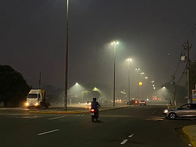 Fumaça de incêndio cobre bairros de Aquidauana