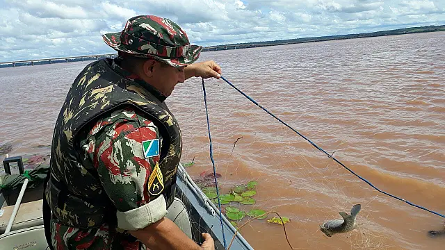 PMA autua três por pesca ilegal e apreende pescado, barco, motor e petrechos ilegais