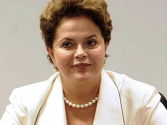 Dilma veta parte da Lei dos Royalties e reserva dinheiro para educação