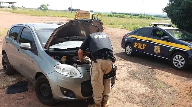 Carro roubado há 3 anos e abandonado perto de borracharia na BR-163