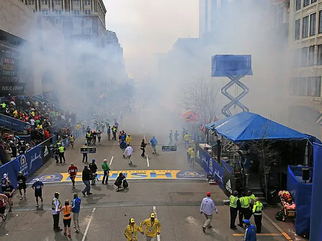 Explosões matam 2 e ferem 23 na Maratona de Boston
