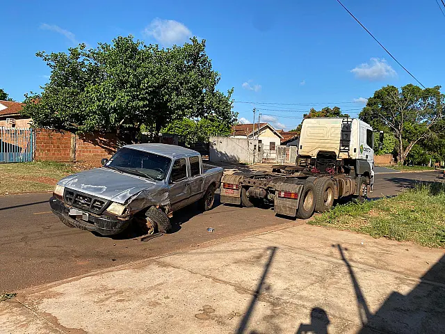 Motorista abandona caminhonete após bater em caminhão em Anastácio
