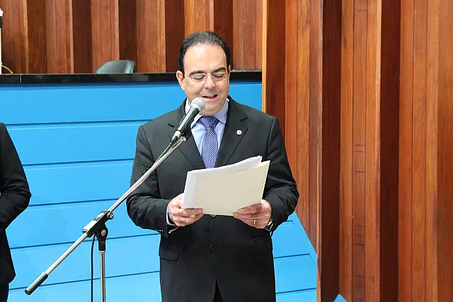 Felipe Orro reivindica rede de esgoto para bairro de Anastácio