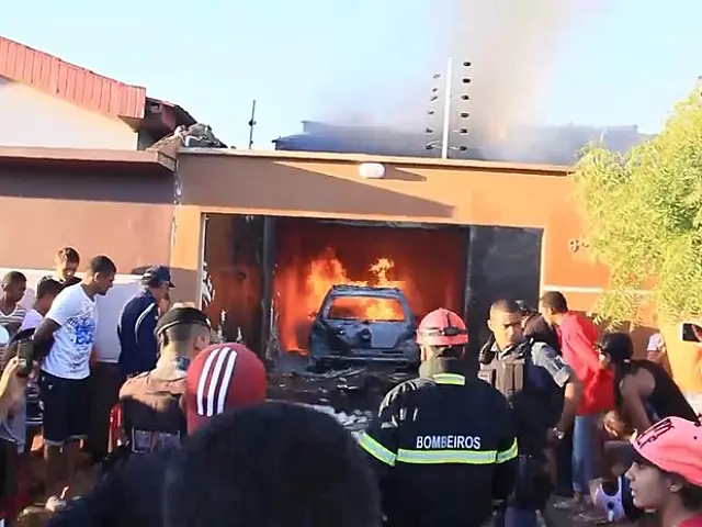 Avião cai em cima de residência e deixa cinco mortos