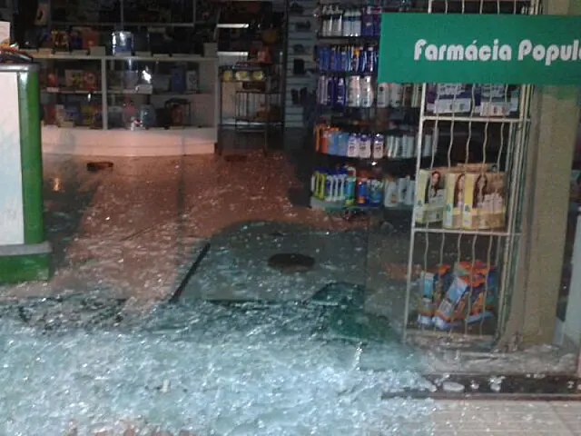Imagens mostram resultado de depredação em farmácia no Centro de Aquidauana