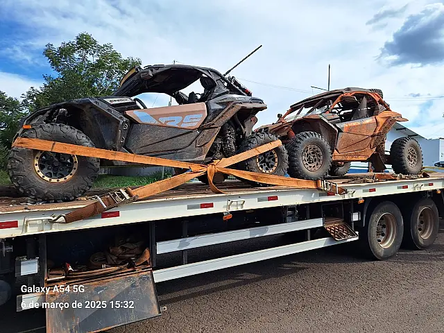 Motorista capota veículo e dois são presos por direção perigosa em Bonito