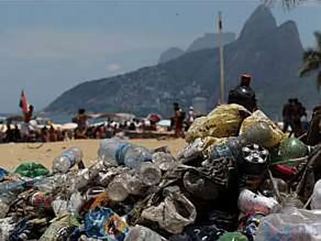 Prefeitura do Rio começa a multar quem joga lixo nas ruas
