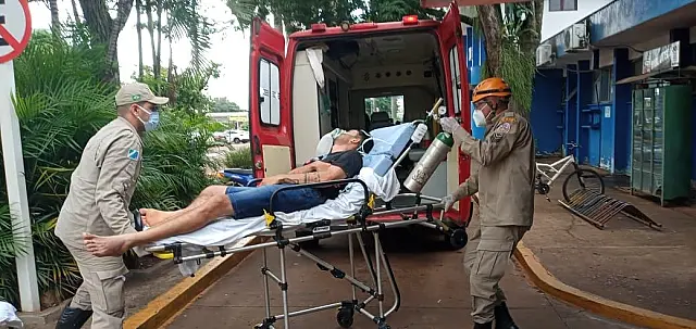 Após tomar facada no coração, homem é largado em frente a uma padaria
