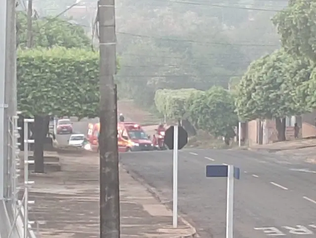 Mãe e filha caem de moto no centro de Anastácio