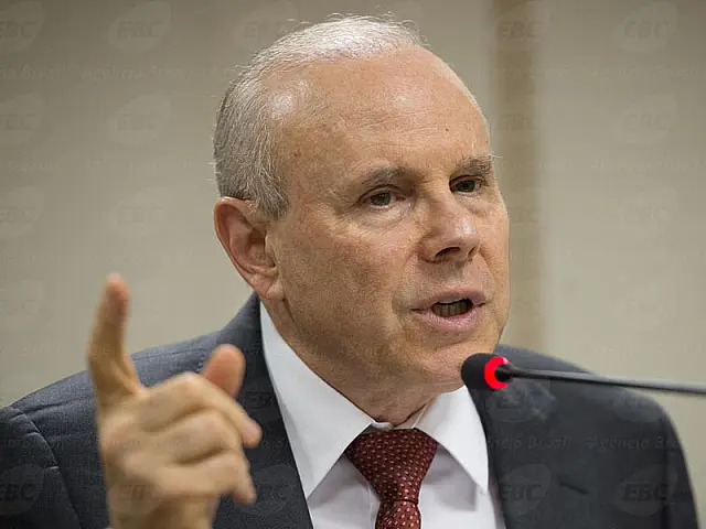 Mantega considera pessimista previsão do FMI para crescimento da economia