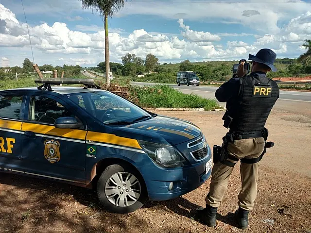 Motociclista tenta fugir da PRF na BR-262 e é preso com pacus na mochila