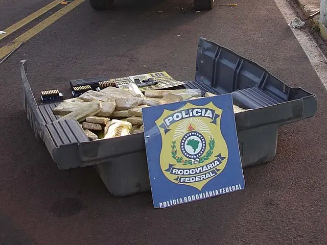 PRF apreende droga, pistola e munições na BR-463