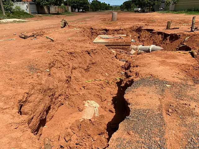 Vala onde caminhonete caiu segue aberta em Anastácio