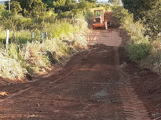 Prefeitura de Nioaque realiza manutenção das estradas do Assentamento Areias