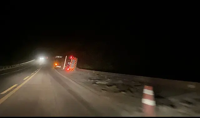 Traseira de carreta bitrem tomba na BR-262, em Anastácio