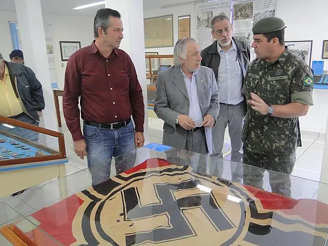 Cônsul do Paraguai no Brasil visita instalações do 9º BE Cmb