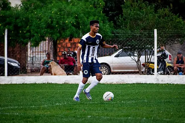 Aos 21 anos, jogador passa mal e morre durante partida de futebol