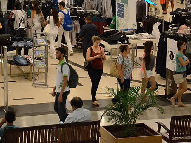 Comércio estima prejuízos de R$ 15,5 bilhões devido a feriados em 2015