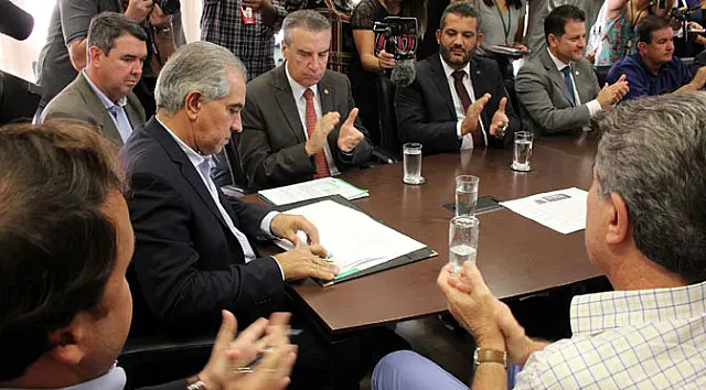 Reinaldo Azambuja assina decreto que incentiva ampliação de voos e redução de preço das passagens em MS