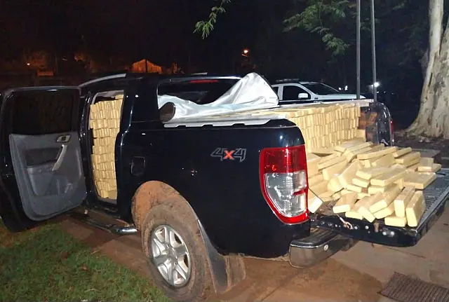 PM apreende quase 2 ton de maconha e recupera caminhonete roubada