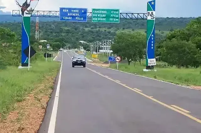 Motorista morre após carro cair de ponte e ficar submerso em rio