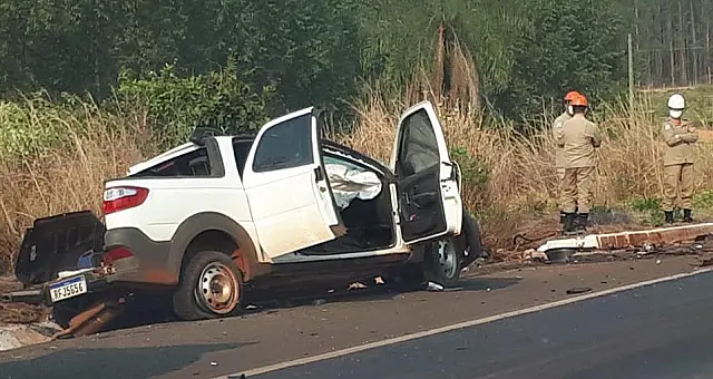Duas mortes em colisão de picape e caminhonete
