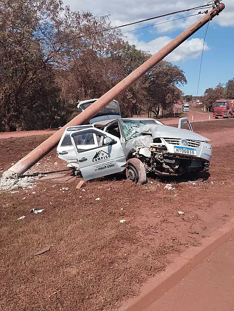 Motorista bate em poste após ser fechado por caminhão na BR-262