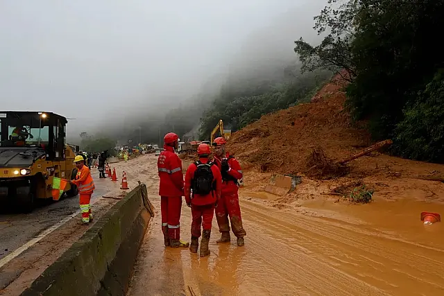 Após quatro dias, buscas por vítimas em deslizamento na BR-376 são encerradas