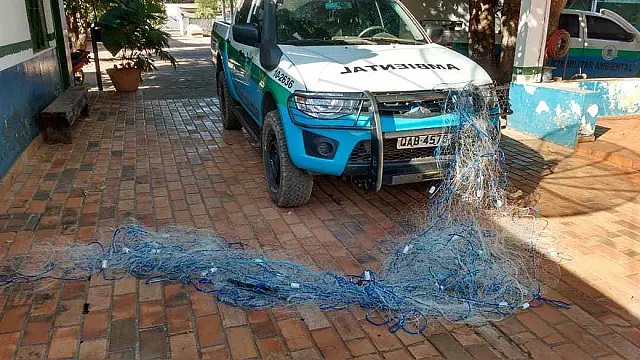 PMA surpreende pescadores fazendo arrastão com rede de pesca no rio Taquari