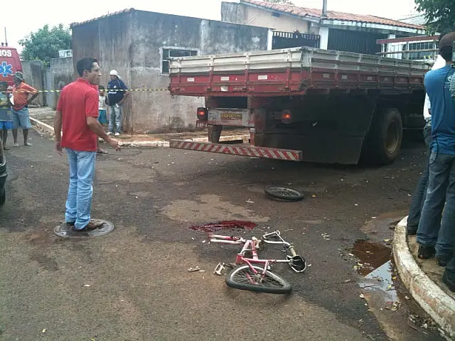 Menino de 6 anos morre atropelado por caminhão