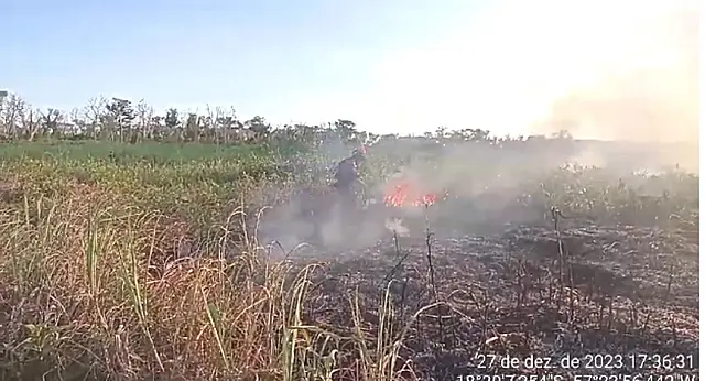 Bombeiros controlam fogo em Paraguai Mirim após combate intenso