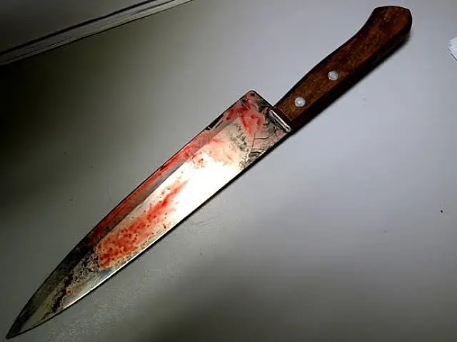 Embriagado, homem esfaqueia padrasto e da pauladas em vizinho
