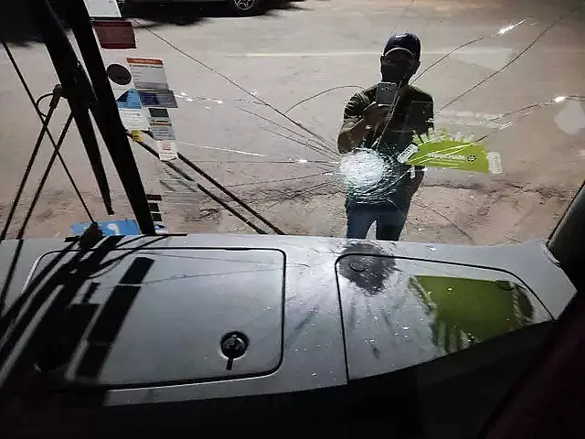 Ônibus é apedrejado e passageiro fica ferido