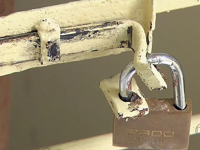 Ladrão ousado quebra cadeado de porta e invade casa para furtar