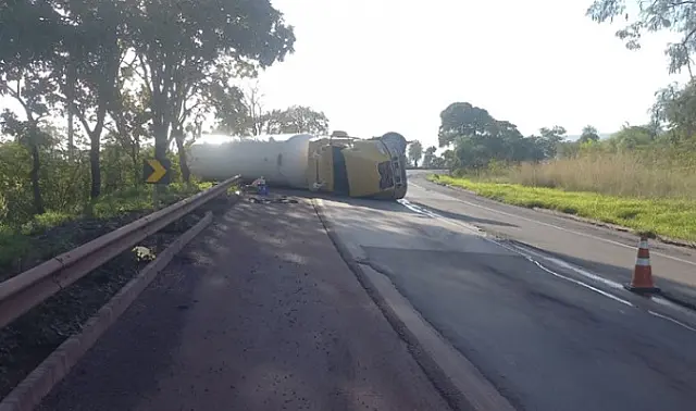 Carreta carregada com GLP tomba na BR-262