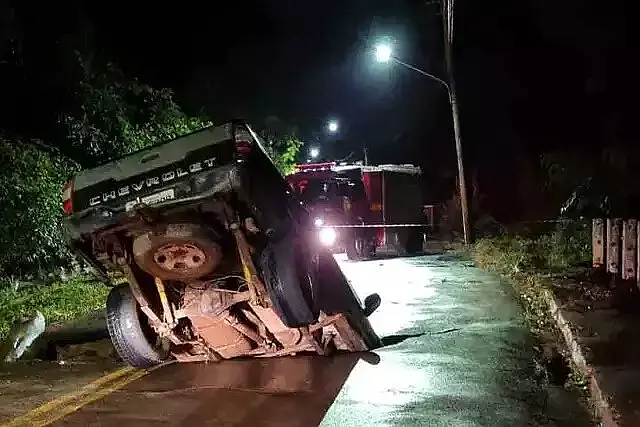 Asfalto de ponte cede no Jardim Morenão e camionete fica presa em buraco