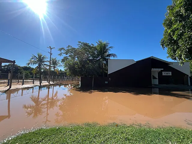 Cheia do rio Aquidauana se aproxima de hotel e interdita acesso à Prainha