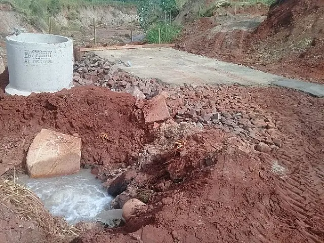 Chuvas dão trégua e obras para tapar cratera na MS-475 são retomadas