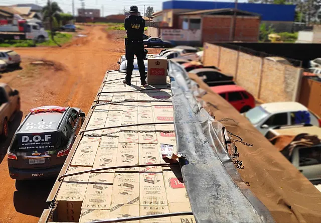 Motorista abandona carreta carregada com 42 mil pacotes de cigarro