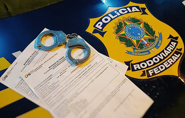 Passageiro de ônibus é preso com 4 mandados de prisão em aberto