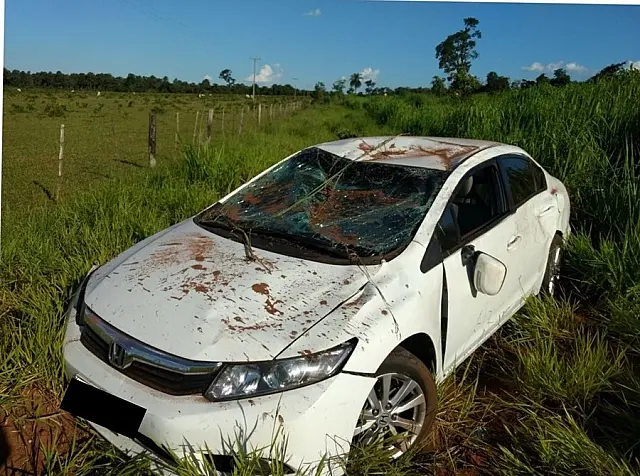 Condutor perde controle da direção, Honda Civic sai da pista e capota na BR-267