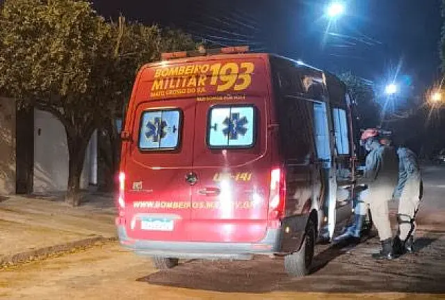 Motorista fica ferido após colidir carro contra árvore em Anastácio