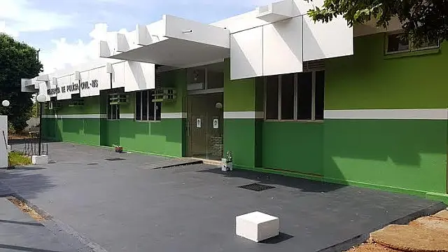 Jovem dorme fora e, quando retorna para casa, encontra janelas arrombadas